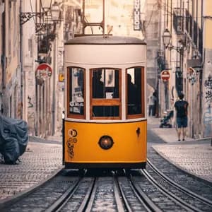 Un tramway vintage jaune et blanc parcourt une rue pavée étroite bordée de bâtiments historiques.