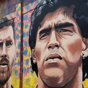 Murale di street art colorato con ritratti dei calciatori argentini Lionel Messi e Diego Maradona.