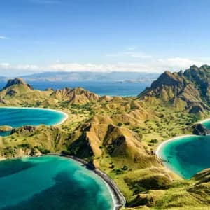 Une vue aérienne d'un archipel d'îles tropicales avec des collines accidentées, des baies turquoise et des plages de sable fin.