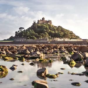 Un castello si erge su un'isola alberata, osservato da una costa rocciosa con piscine naturali in primo piano, di giorno.