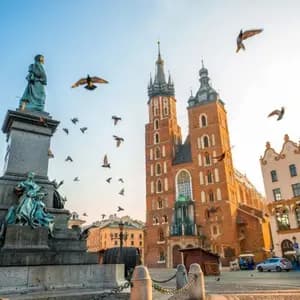 Vista panoramica della fontana e della chiesa di Rynek Główny a Cracovia