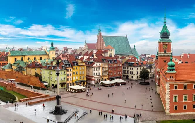 Eine Vogelperspektive eines historischen Stadtplatzes mit farbenfrohen Gebäuden, einer hohen Säule und einem Uhrturm unter einem strahlend blauen Himmel.