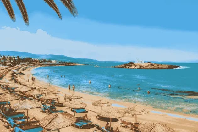 Una spiaggia affollata piena di ombrelloni di paglia e bagnanti, con persone che nuotano nel mare turchese vicino a una piccola isola.