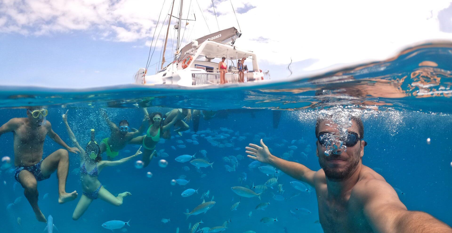 Selfie bajo el agua durante un viaje en grupo con WeRoad
