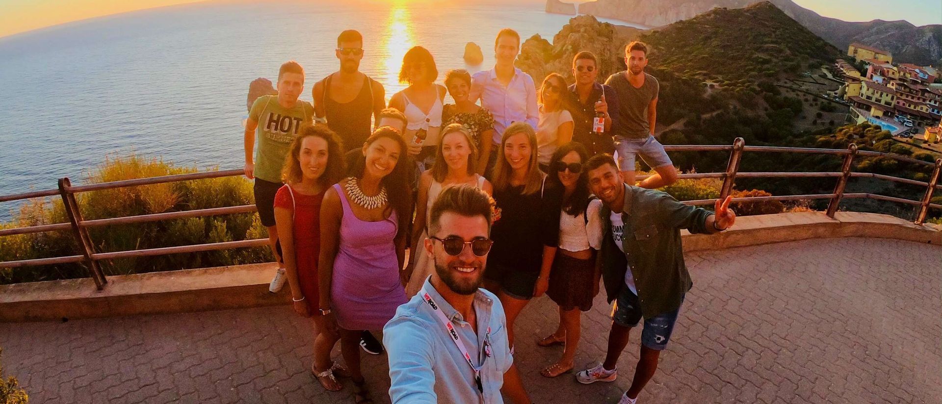 WeRoad e Fuze Tea: fatti un viaggio e vivi fusioni inaspettate! Gruppo WeRoad si gode il tramonto in Sardegna