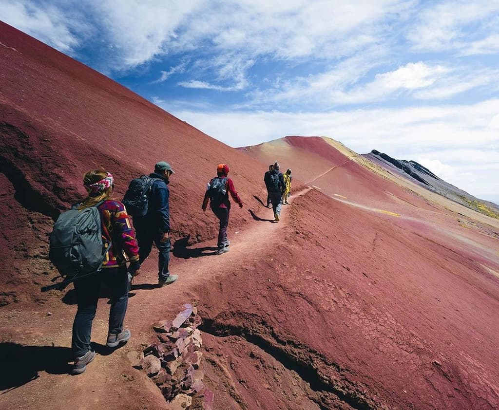 Un grupo de viajeros de WeRoad caminando por un sendero de montaña