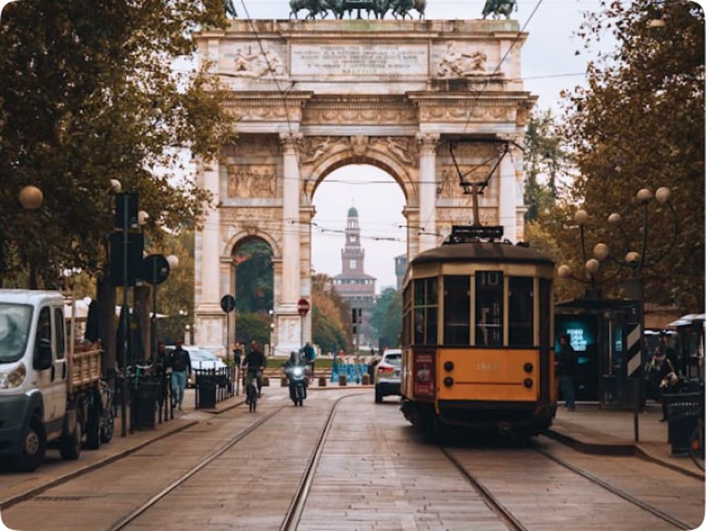Un tram devant l'Arco della Pace à Milan