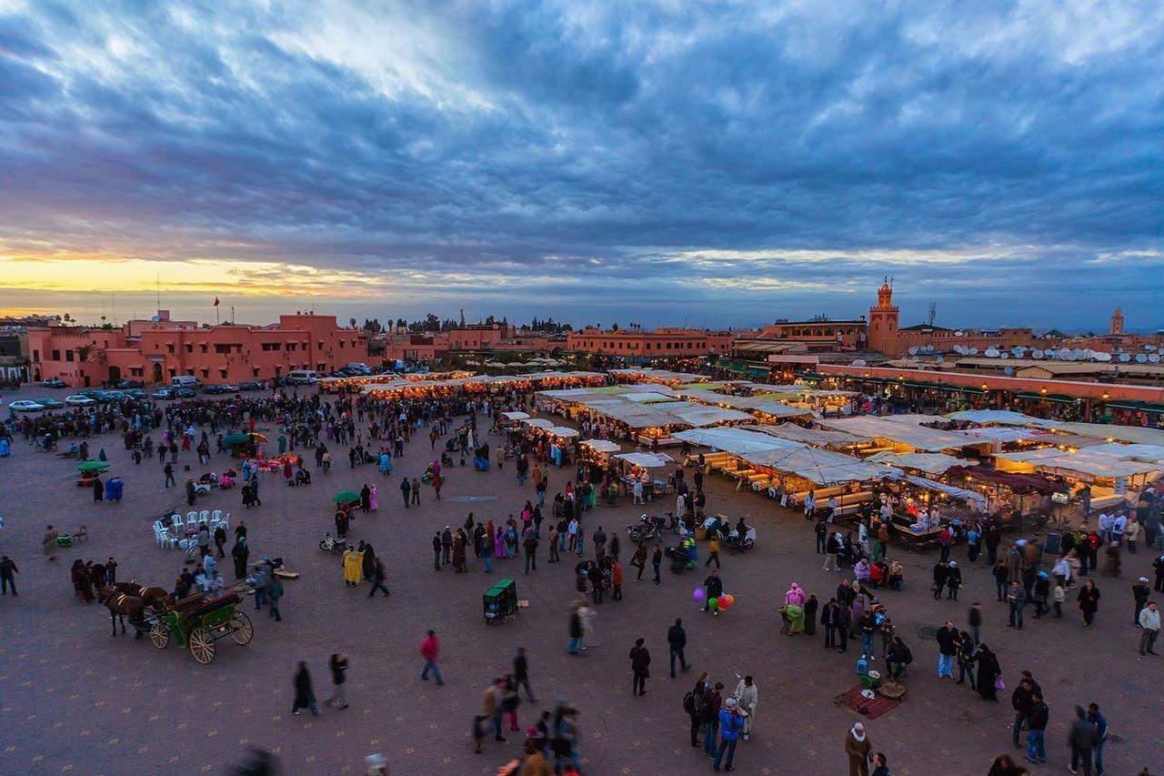 Fatti un WeRoad in Marocco! Scopri le medina di Fez, Tangeri, Marrakech e Rabat, assaggia il vero cous cous e il vero tajine, perditi nel deserto del Sahara, passeggia tra le vie della cittù blu d Chefchouen. Foto aerea di un mercato di Marrakech con WeRoad