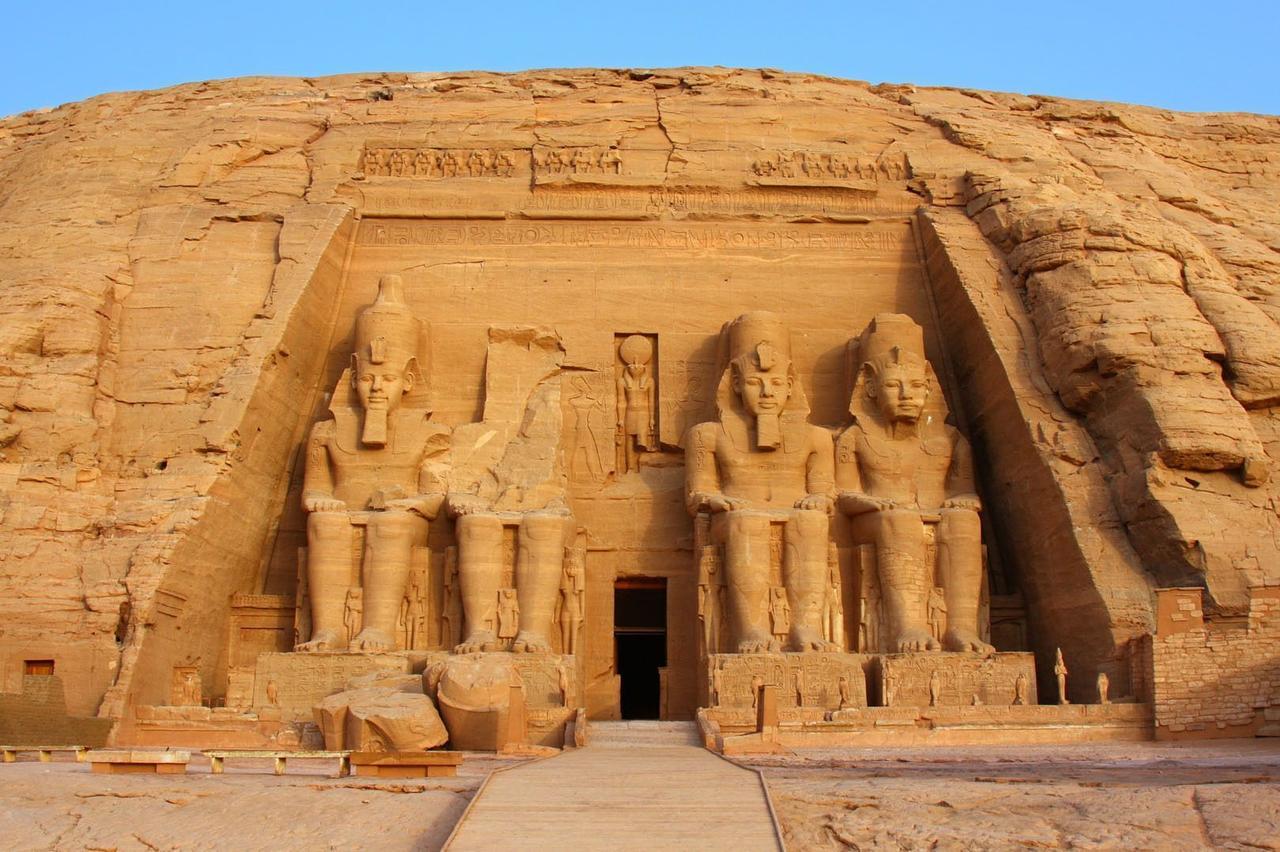 Fatti un WeRoad in Egitto! Piramidi, Il Cairo e un volo in mongolfiera ti aspettano! Foto frontale di Abu Simbel in Egitto - WeRoad