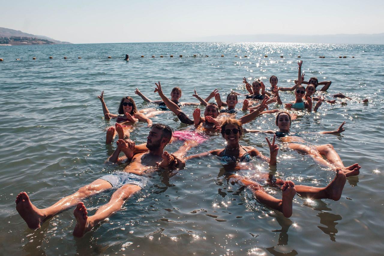 Foto de grupo bañándose en el mar muerto en Jordania