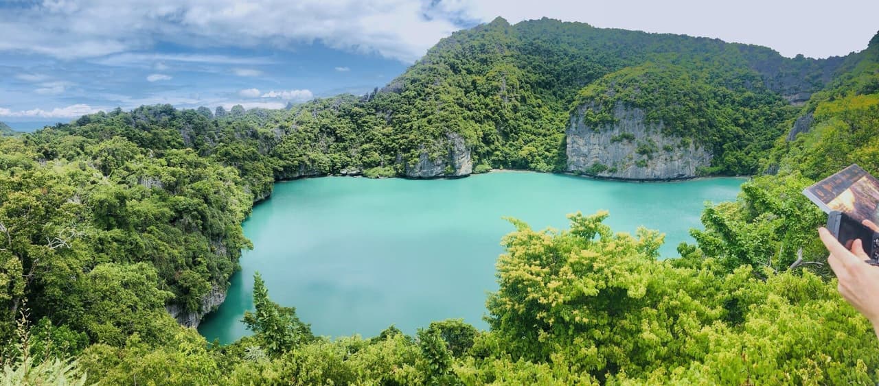 Esci dalle classiche rotte turistiche, vivi una vera avventura zaino in spalla con un gruppo di coetanei! Fatti un WeRoad! Foto panoramica del Parco Nazionale di Mu Ko Ang Thong in estate - WeRoad