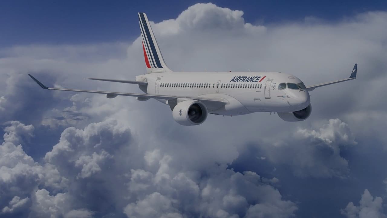 Un avión de pasajeros de Air France vuela a través de un cielo azul con nubes blancas, visto desde un ángulo lateral.