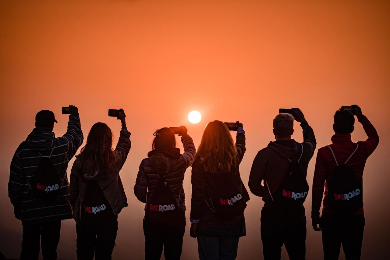 nepal-tramonto-gruppo-novembre-inverno.jpg Photo of WeRoad travelers with sunset