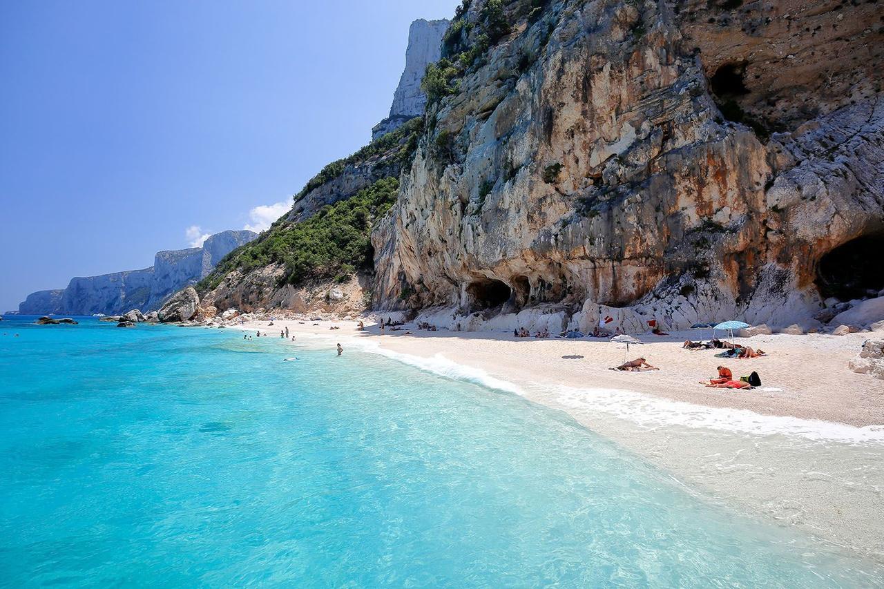sardegna spiaggia mare viaggi weroad Vuoi visitare la Sardegna? Scopri gli itinerai WeRoad!