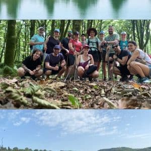 Eine Fotocollage von einem See, einer WeRoad Gruppenreise, die in einem Wald posiert, und einem Feld mit Heuballen unter blauem Himmel.