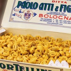 Una scatola di tortellini freschi fatti a mano da Paolo Atti & Figli, storico negozio di Bologna, esposta in vendita.