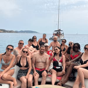 Un groupe WeRoad en maillot de bain posant sur un bateau en mer.