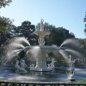 Forsyth Park fountain, Savannah (photo jjmusgrove, CC BY 2.0, Wikimedia Commons) The white cast-iron fountain of Forsyth Park in Savannah under a blue sky.