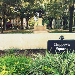 Chippewa Square, Savannah (photo Alecconnell, CC BY-SA 3.0, Wikimedia Commons) The Chippewa Square sign under live oaks in Savannah Historic District.