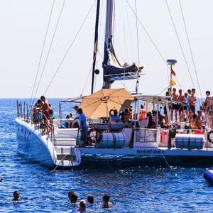 Un viaggio di gruppo WeRoad rilassandosi su un catamarano a vela e nuotando nel mare blu in una giornata di sole