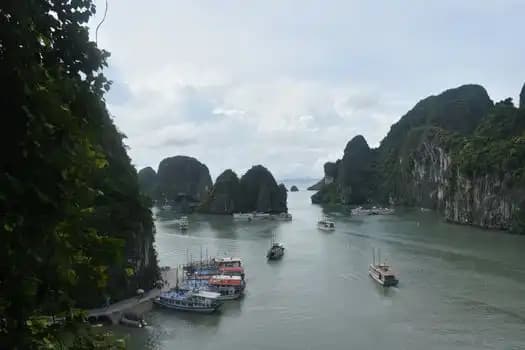 Barcos entre los islotes calizos de la bahía de Ha Long, Vietnam