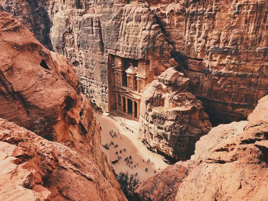Le Khazneh de Pétra vu d'en haut entre des parois de roche rouge, Jordanie