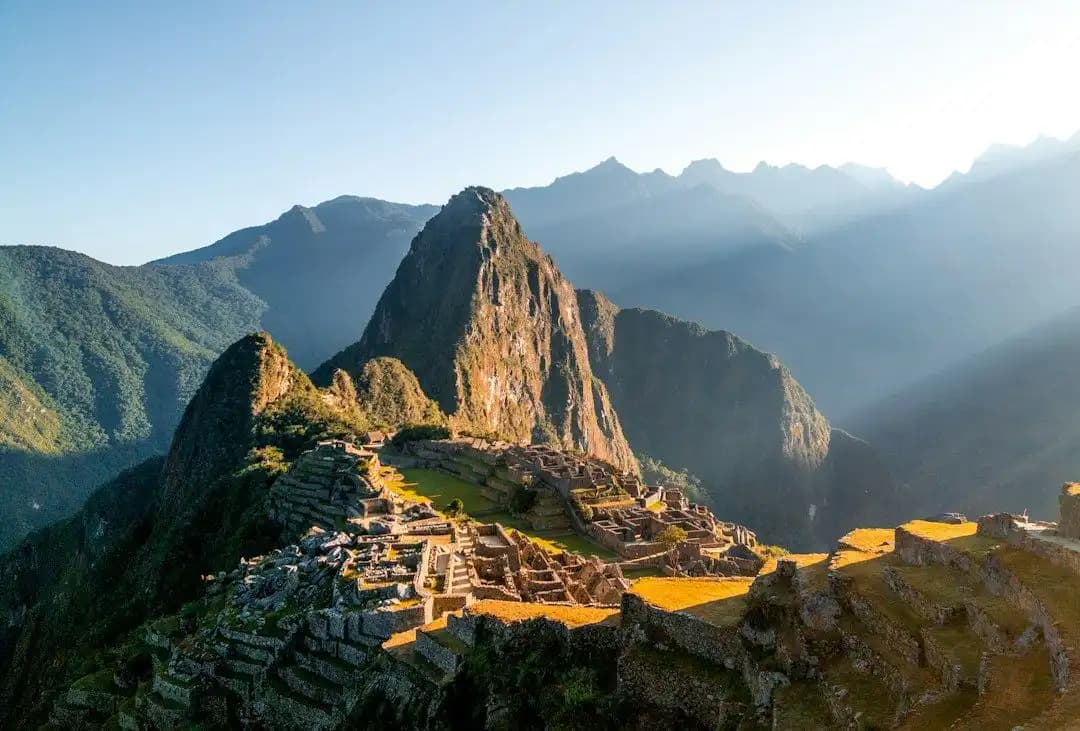 Ruinen von Machu Picchu zwischen grünen Bergen, Peru