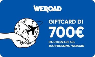 Immagine di una carta regalo WeRoad da 700 euro, con un disegno al tratto di una mano che tiene un globo con un aeroplano su uno sfondo blu.