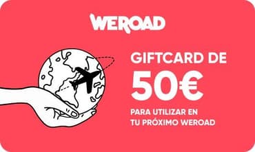 Una tarjeta de regalo WeRoad de 50 euros sobre un fondo rojo, con una ilustración de una mano sosteniendo un globo terráqueo y un avión.