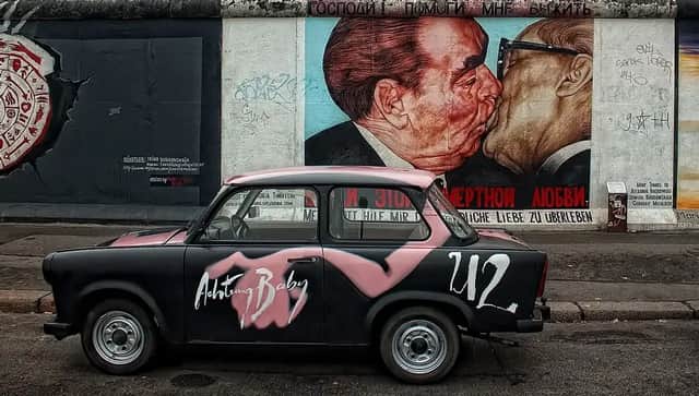 Une voiture noire avec