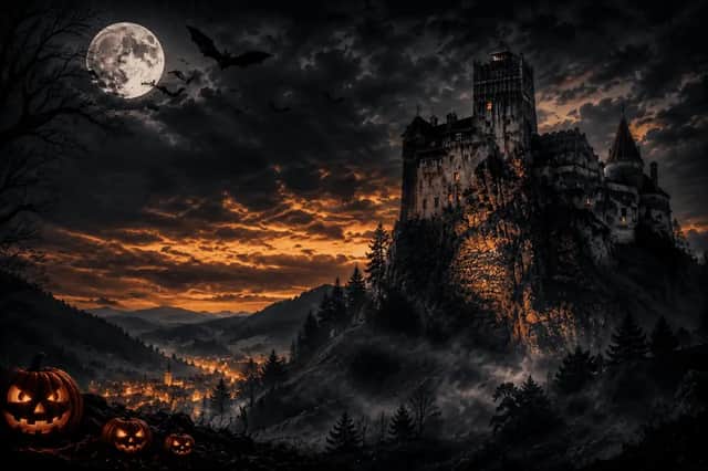 Un castello stregato su una scogliera sotto una luna piena, con pipistrelli in volo e zucche intagliate che si affacciano su un villaggio di notte.