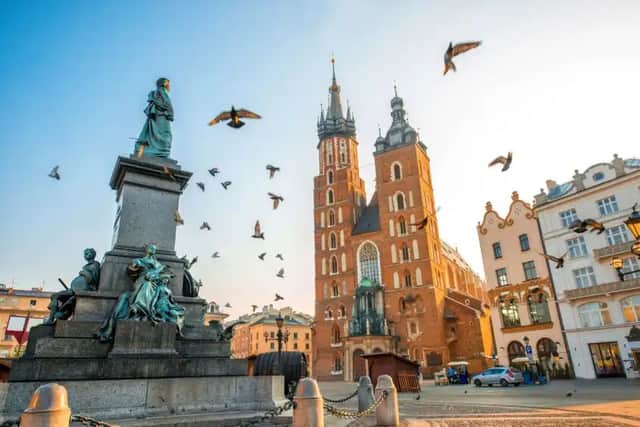 Vista panoramica della fontana e della chiesa di Rynek Główny a Cracovia