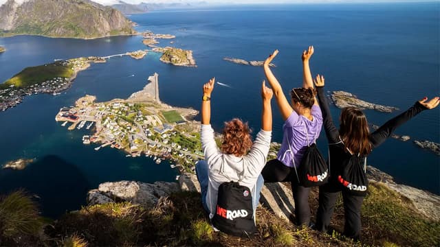 Un groupe de femmes au sommet d'une montagne, admirant la vue panoramique sur les fjords norvégiens