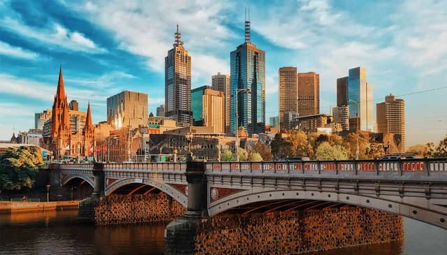 Skyline de Melbourne con la catedral de San Pablo y el puente Princes sobre el río Yarra.
