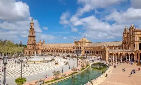 Plaza de España en Sevilla, con el edificio semicircular, la fuente y el canal