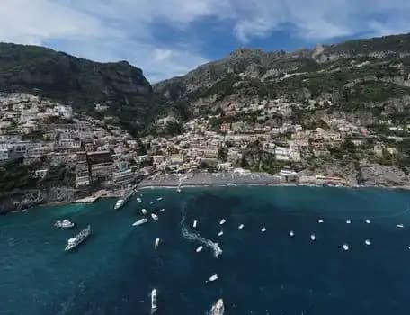 Positano sulla costiera amalfitana vista dall'alto, con le barche nel mare turchese
