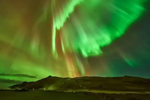 Aurora boreale verde sopra un paesaggio islandese
