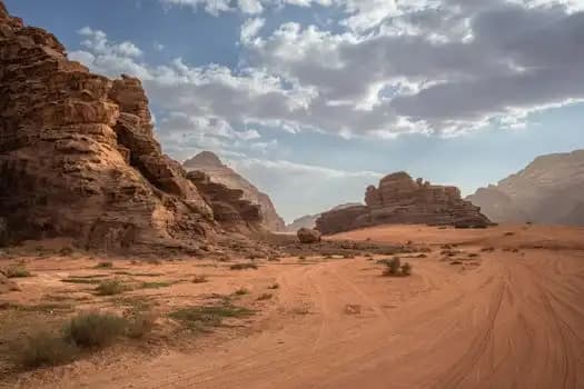 Wüste Wadi Rum mit Sandsteinformationen, Jordanien