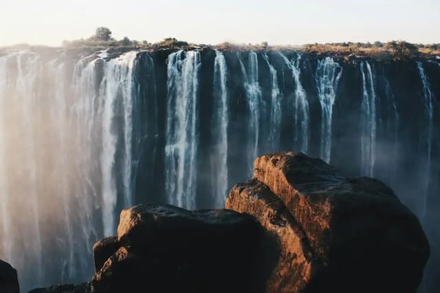 Chutes Victoria, rideau d'eau qui tombe entre les rochers