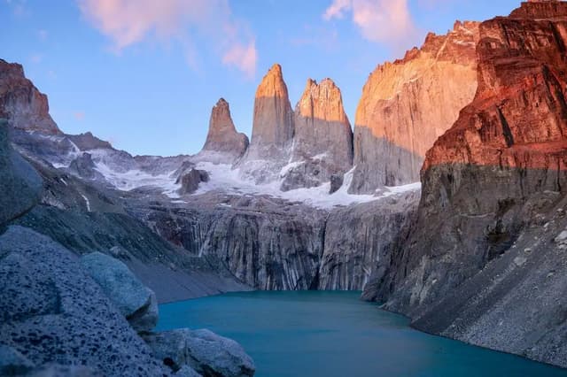 Torri di granito del Torres del Paine sopra un lago, Patagonia cilena
