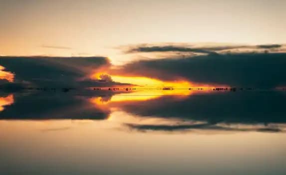 Salar d'Uyuni au coucher du soleil, ciel reflété à la surface du sel, Bolivie