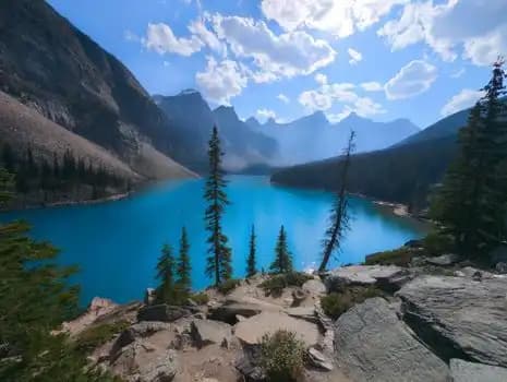 Lago turchese circondato da montagne e abeti, Moraine Lake, Canada