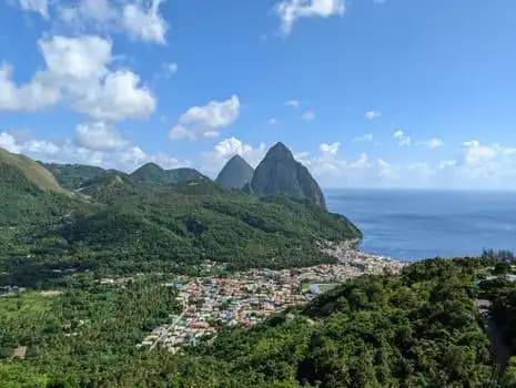 Les Pitons de Sainte-Lucie au-dessus d'un village et de la mer des Caraïbes