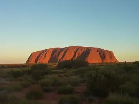 Uluru iluminado por el sol del atardecer, Australia