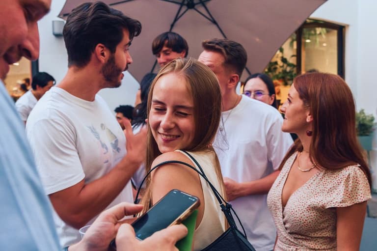 Des personnes qui se rencontrent à un événement