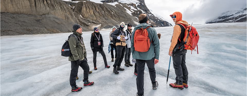 Un grupo de excursión por un glaciar